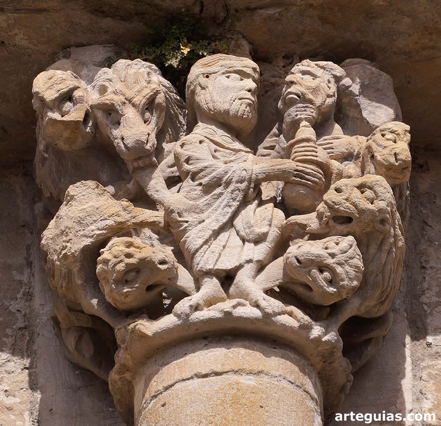 Capitel que muestra el pasaje de Daniel en el foso de los leones