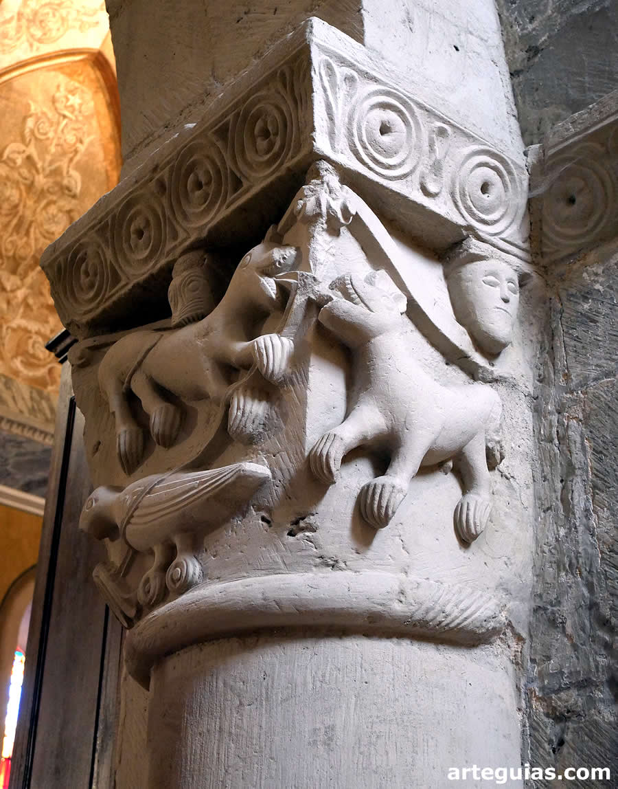 Capitel interior con leones y aves