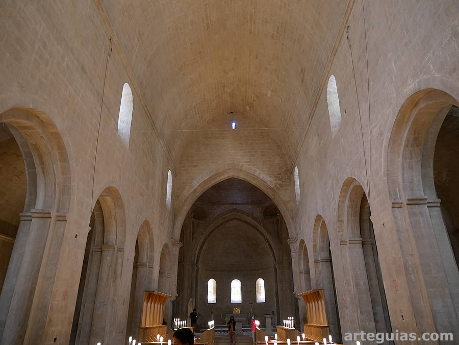 Interior de la nave central de la iglesia de Sénanque