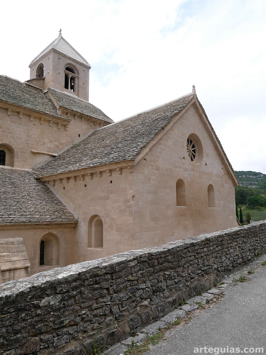 Brazo de transepto de la iglesia de la Abadía de Sénanque
