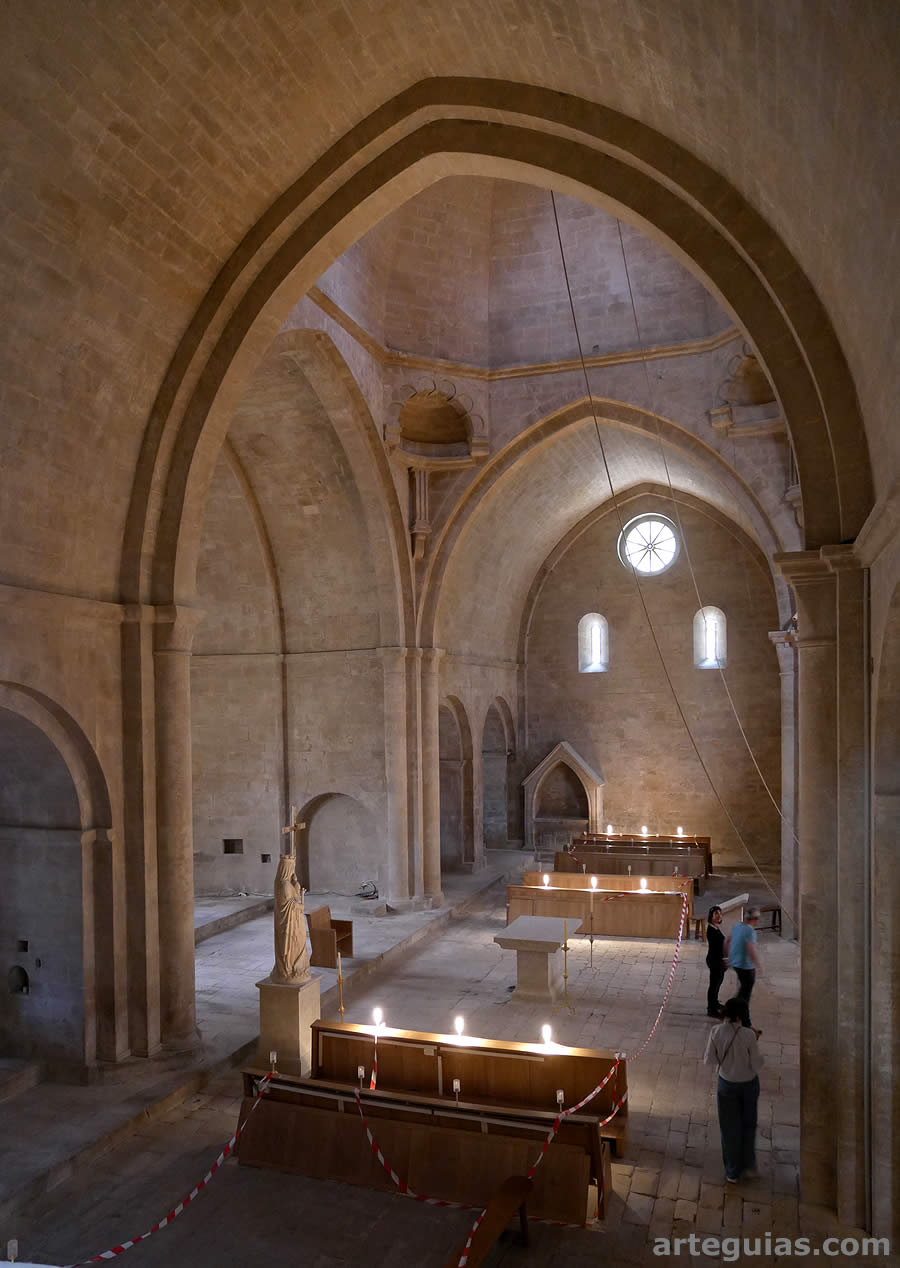 Transepto de la iglesia abacial desde la escalera de maitines