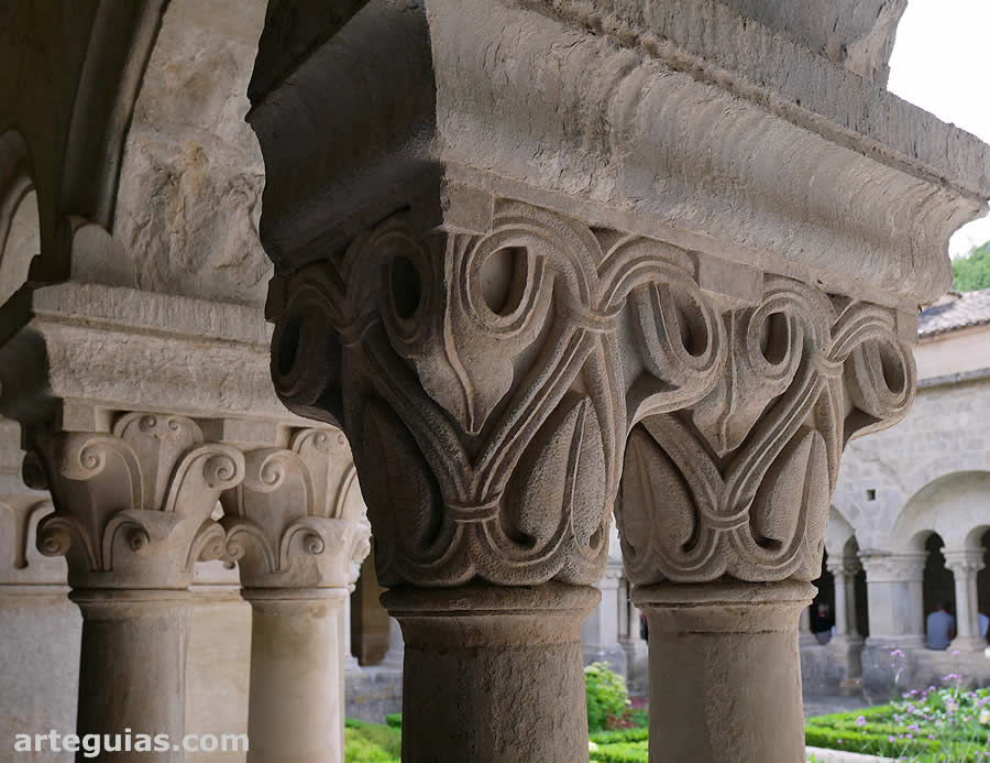 Capiteles geométricos y vegetales del claustro