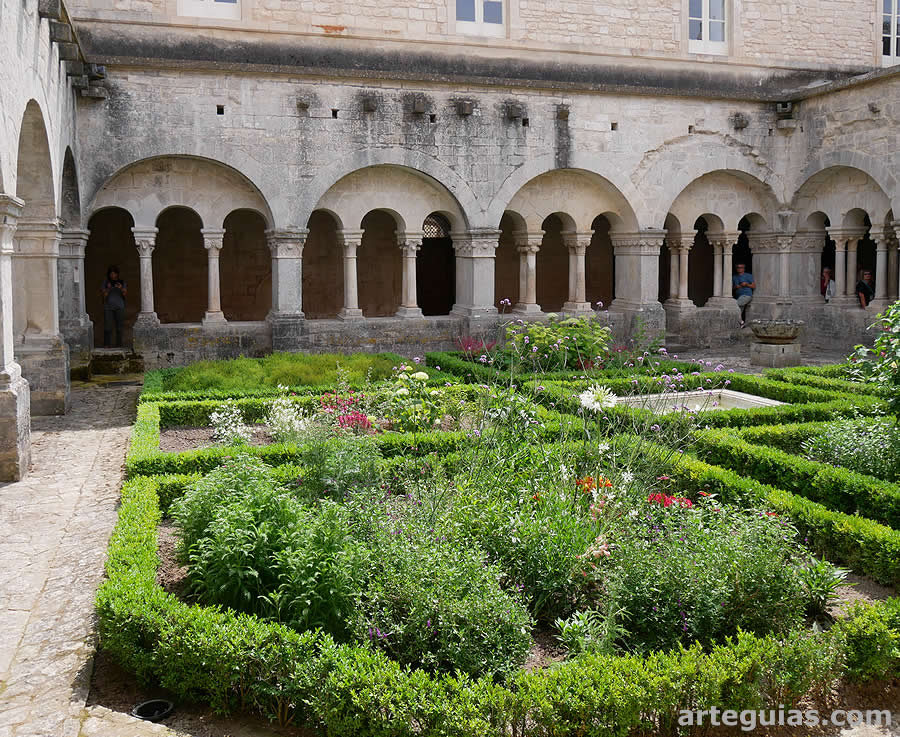 Arquería del claustro de la abadía