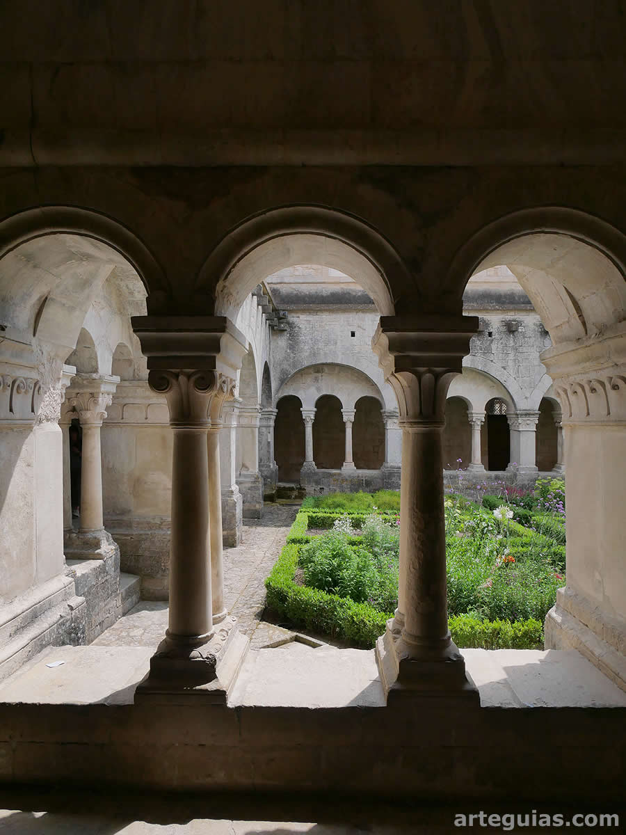 Arcos y columnas del claustro de la Abadía de Sénanque