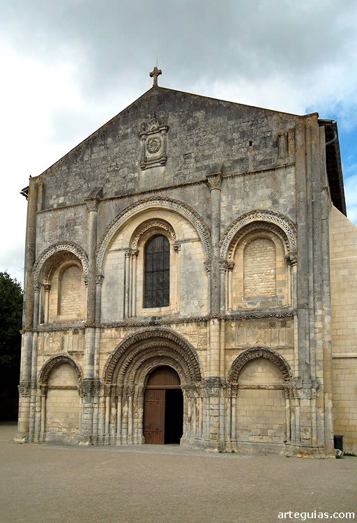Abad&iacute;a de las Damas de Saintes: fachada oeste