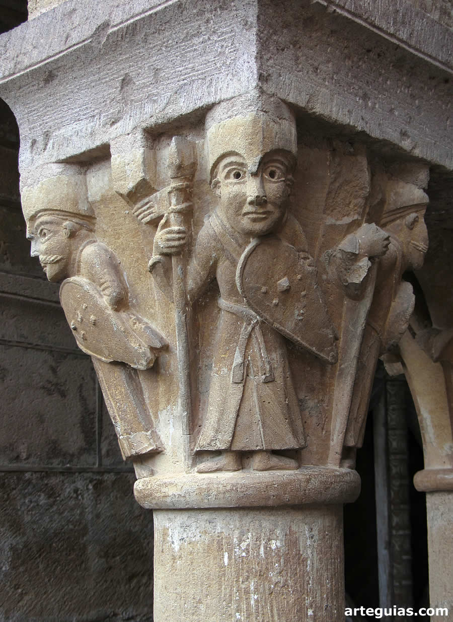 Uno de los capiteles del claustro