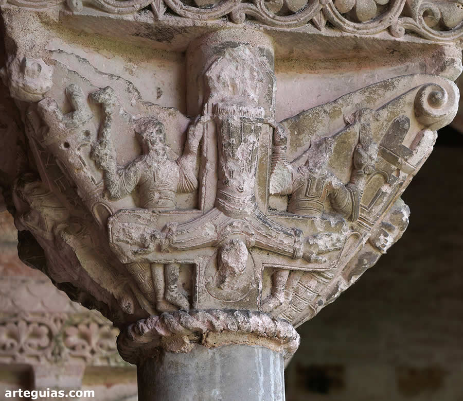 Los capiteles del claustro est&aacute;n deteriorados parcialmente