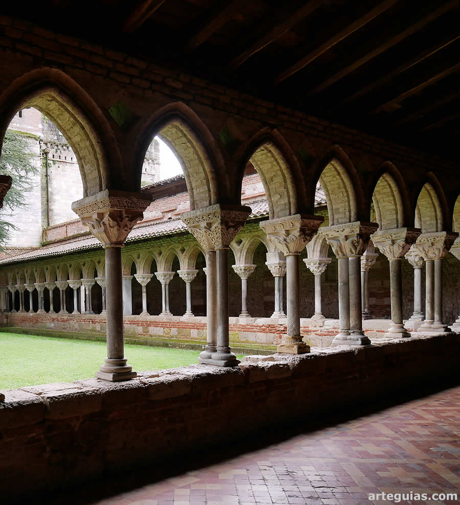 Otra perspectiva del claustro de  la bad&iacute;a benedictina de San Pedro de Moissac