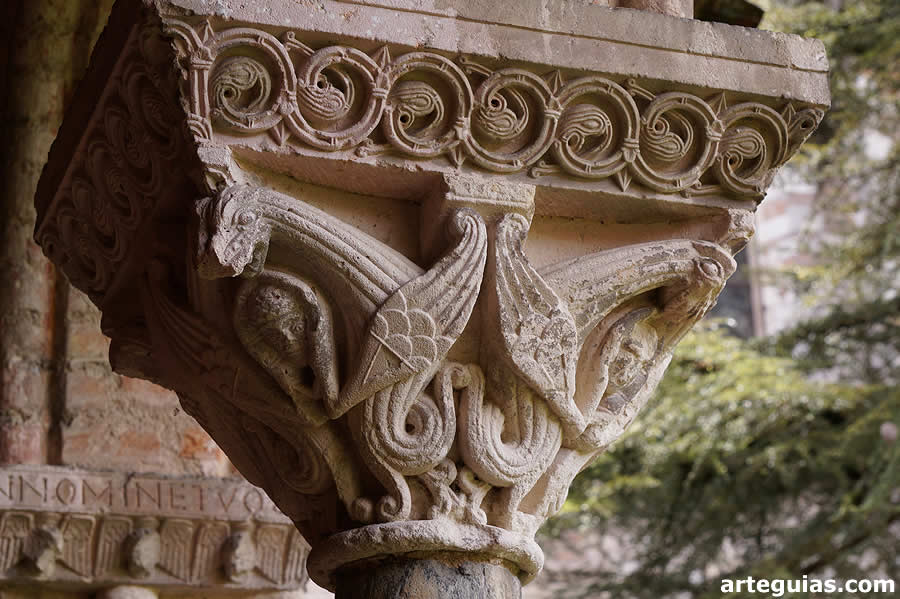 Capitel con dragones en el claustro