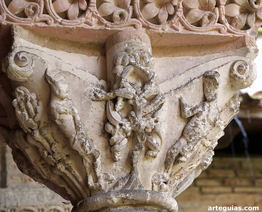Capitel roto del claustro