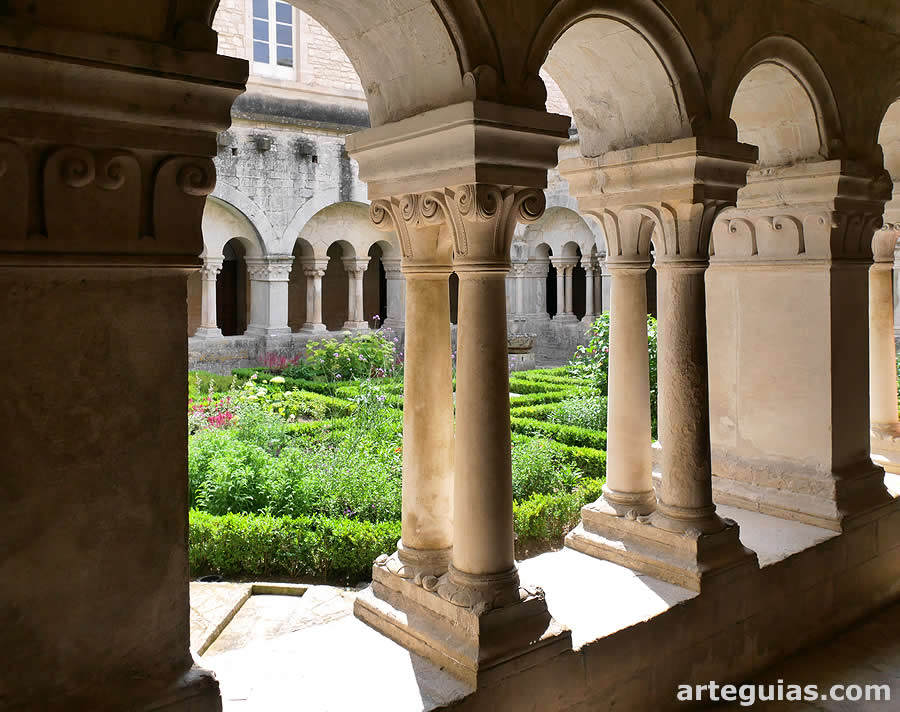 Claustro de la Abadía de Senanque
