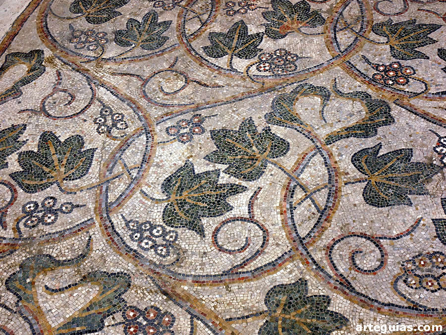 Mosaico con vides con racimos de uvas