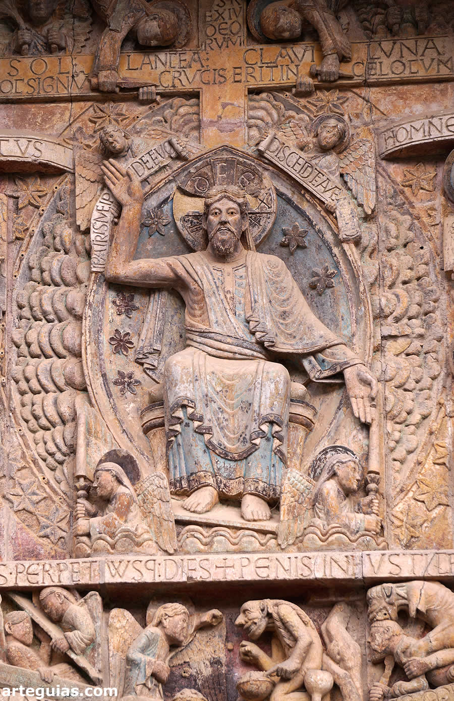 Cristo entronizado en el tímpano de la portada