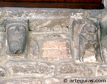 Canecillos en la puerta de la iglesia parroquial. Amurrio