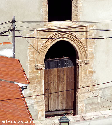 Puerta g&oacute;tica. Hospital de Chinchilla