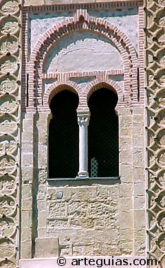 Ventanal mud&eacute;jar, originaria de la primitiva torre que ampli&oacute; Juan II. Alc&aacute;zar de Segovia
