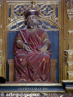 Estatua de Alfonso VIII, una de las 52 que hay en la Sala de los Reyes.