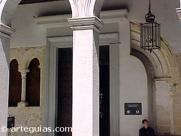 Restos de puerta y ventanal rom&aacute;nicos en el Patio de Armas del Alc&aacute;zar de Segovia
