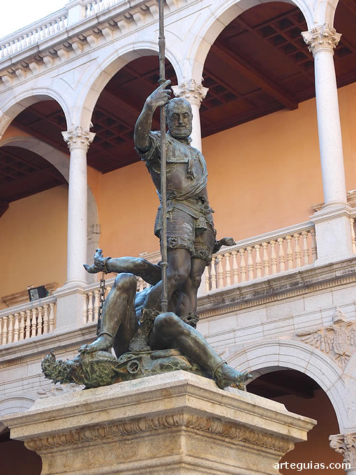 Estatua de Carlos V y el Furor, réplica de la pieza de los Leoni