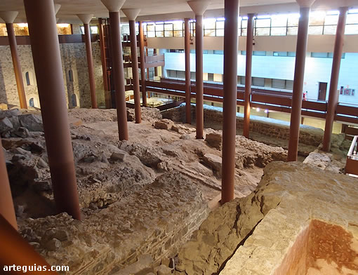 Al entrar en las modernas instalaciones del alcázar se noa abre un enorme espacio techado del conjunto arqueológico donde hay sustratos romanos, árabes y cristianos medievales