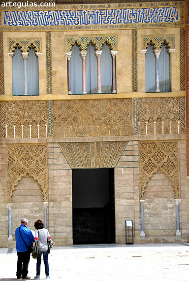 Fachada del Rey Don Pedro: puerta y ventanales