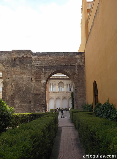 Entrada al El palacio mud&eacute;jar o de Pedro I
