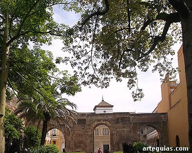 El alc&aacute;zar o alc&aacute;zares es un conjunto de gran superficie y numerosas estancias