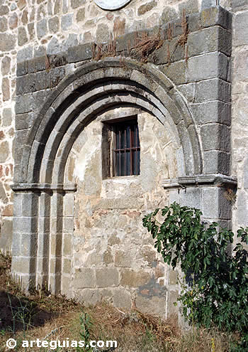 Portada occidental de la iglesia de la Abad&iacute;a de la Asunci&oacute;n de Burgohondo, &Aacute;vila