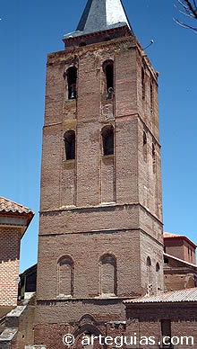 Madrigal de las Altas Torres. Campanario de San Nicol&aacute;s de Bari
