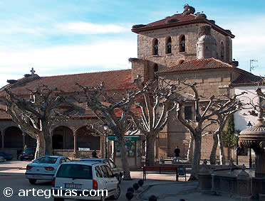 Plaza Mayor de Piedrahita con la iglesia de Santa Mar&iacute;a al fondo