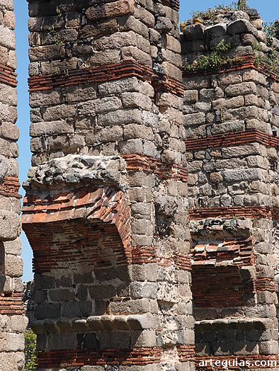 Pilares y restos de arcos de granito y ladrillos. Acueducto de los Milagros de M&eacute;rida