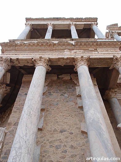 Frente esc&eacute;nico (Scaenae frons) del teatro romano