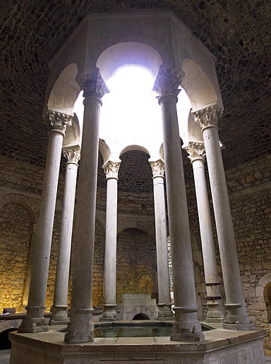 La denominaci&oacute;n de Ba&ntilde;os &Aacute;rabes se debe al arquitecto, pol&iacute;tico e historiador Josep Puig I Cadafalch