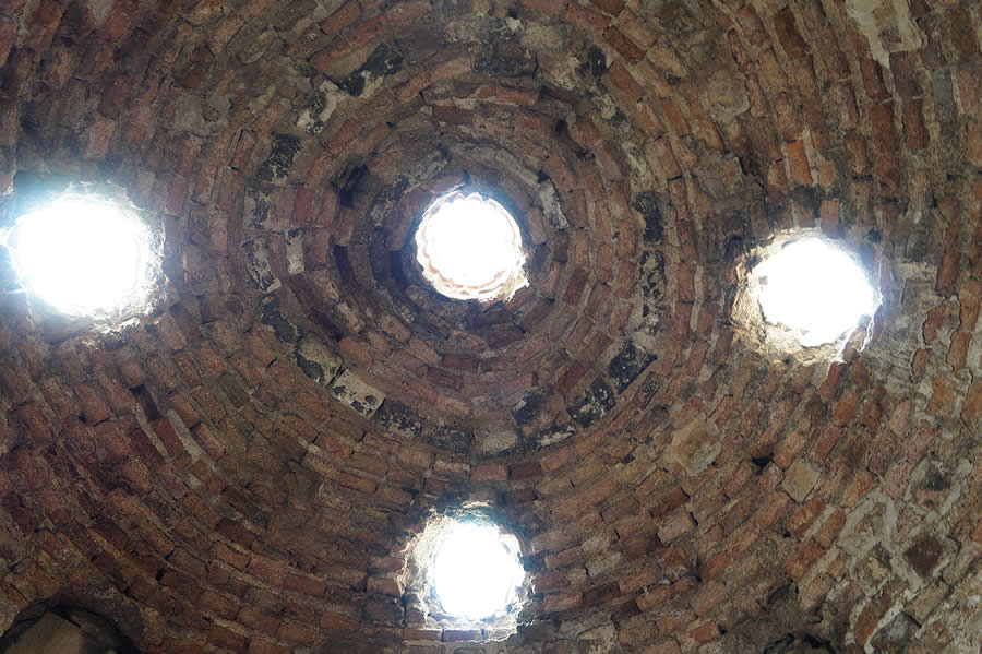 Cúpula de ladrillo con lucernarios