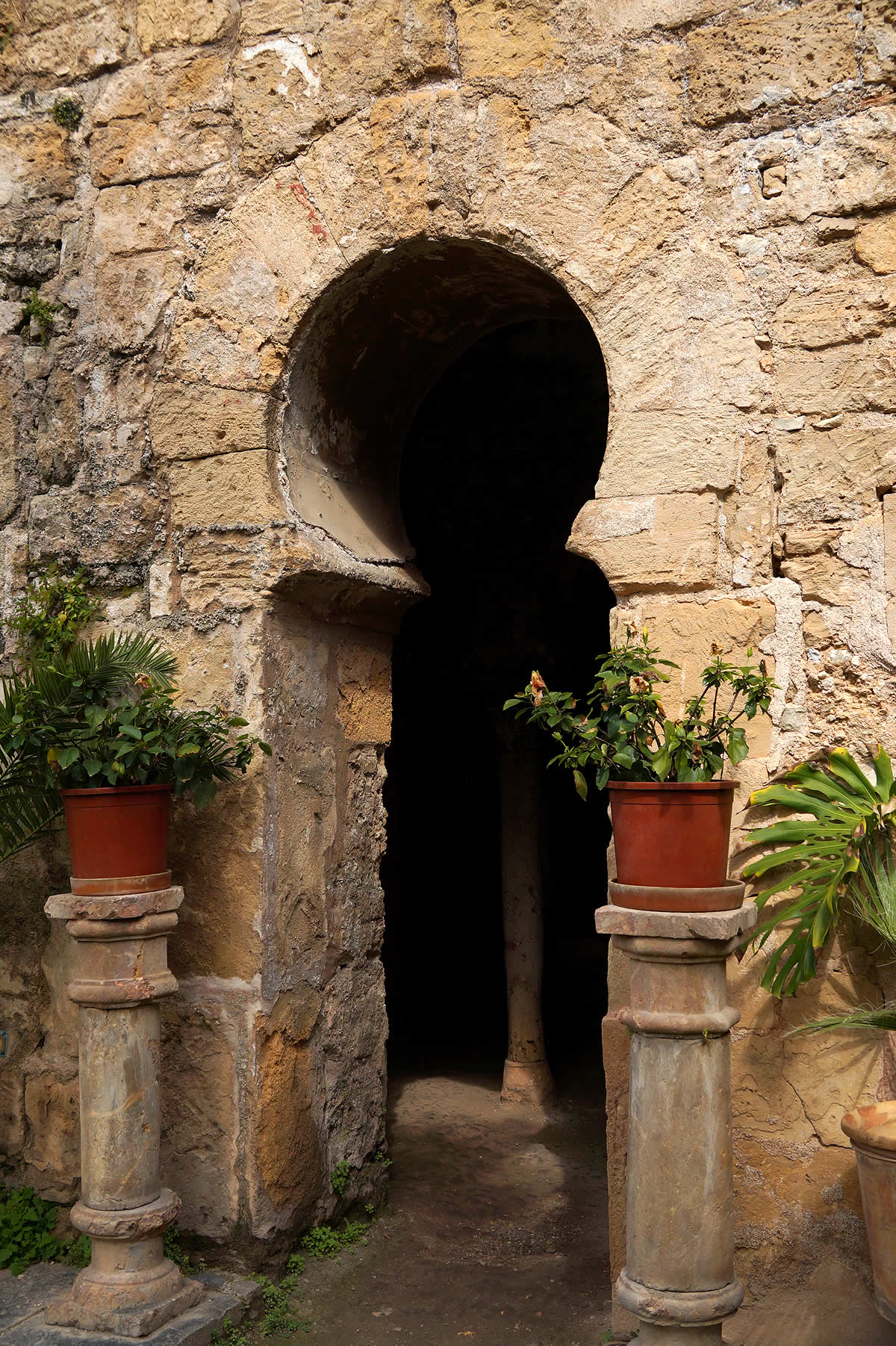 Puerta con arco de herradura de los BAños Árabes de Palma