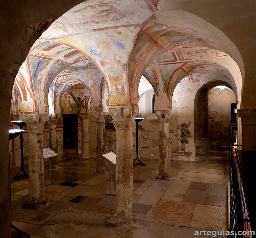 Cripta con pinturas bajo la basílica