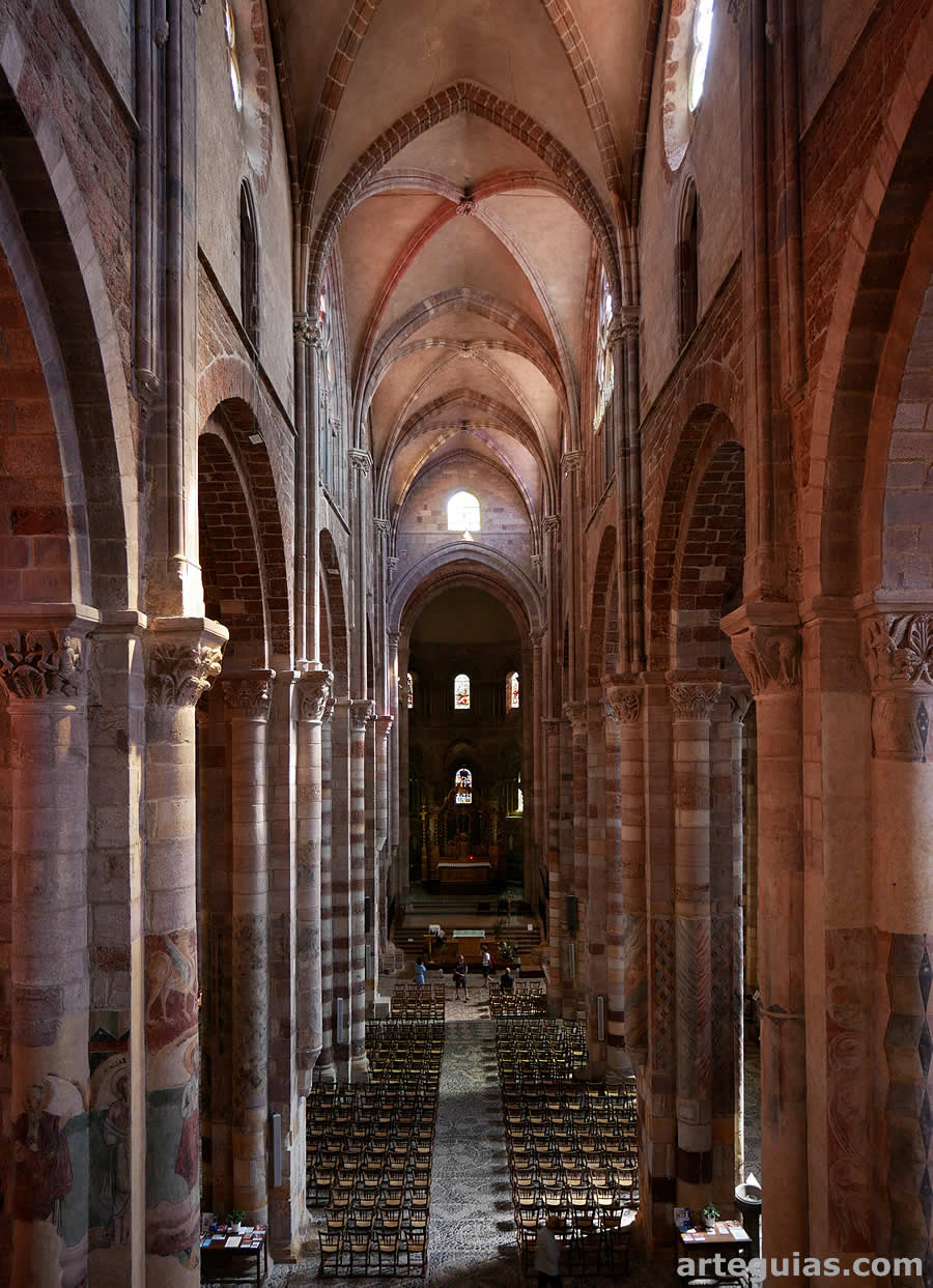 Interior de la bas&iacute;lica de Brioude, Francia