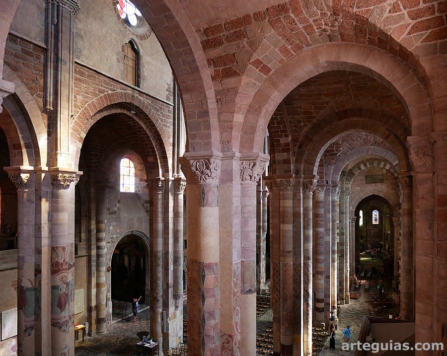 Las naves de la bas&iacute;lica de Brioude desde la Capilla de San Miguel