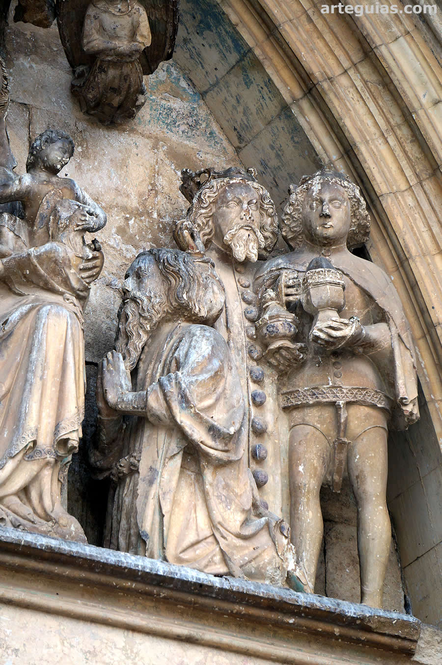 Basílica de Castelló d'Empúries: Detalle del tímpano de la portada occidental