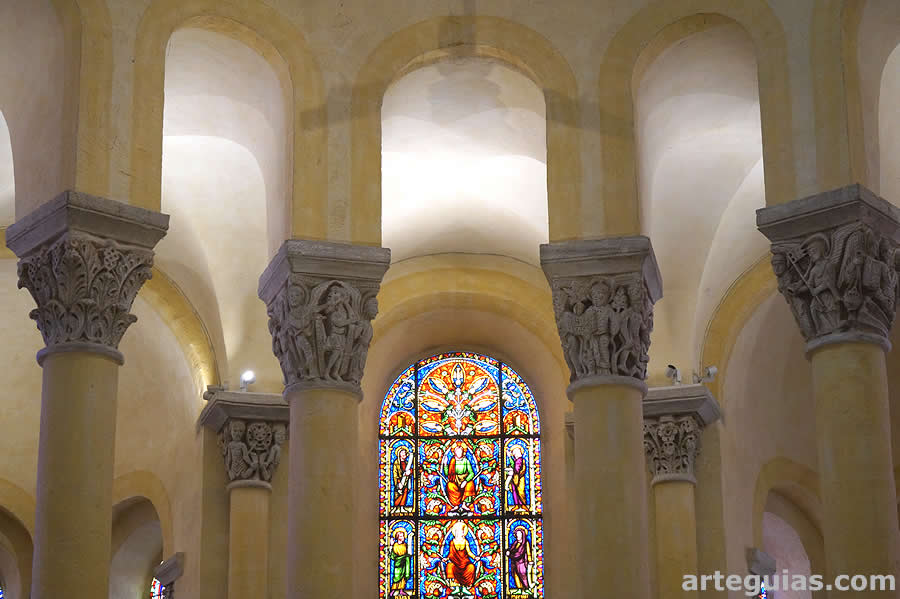 Columnas de separación entre la capilla mayor y la girola