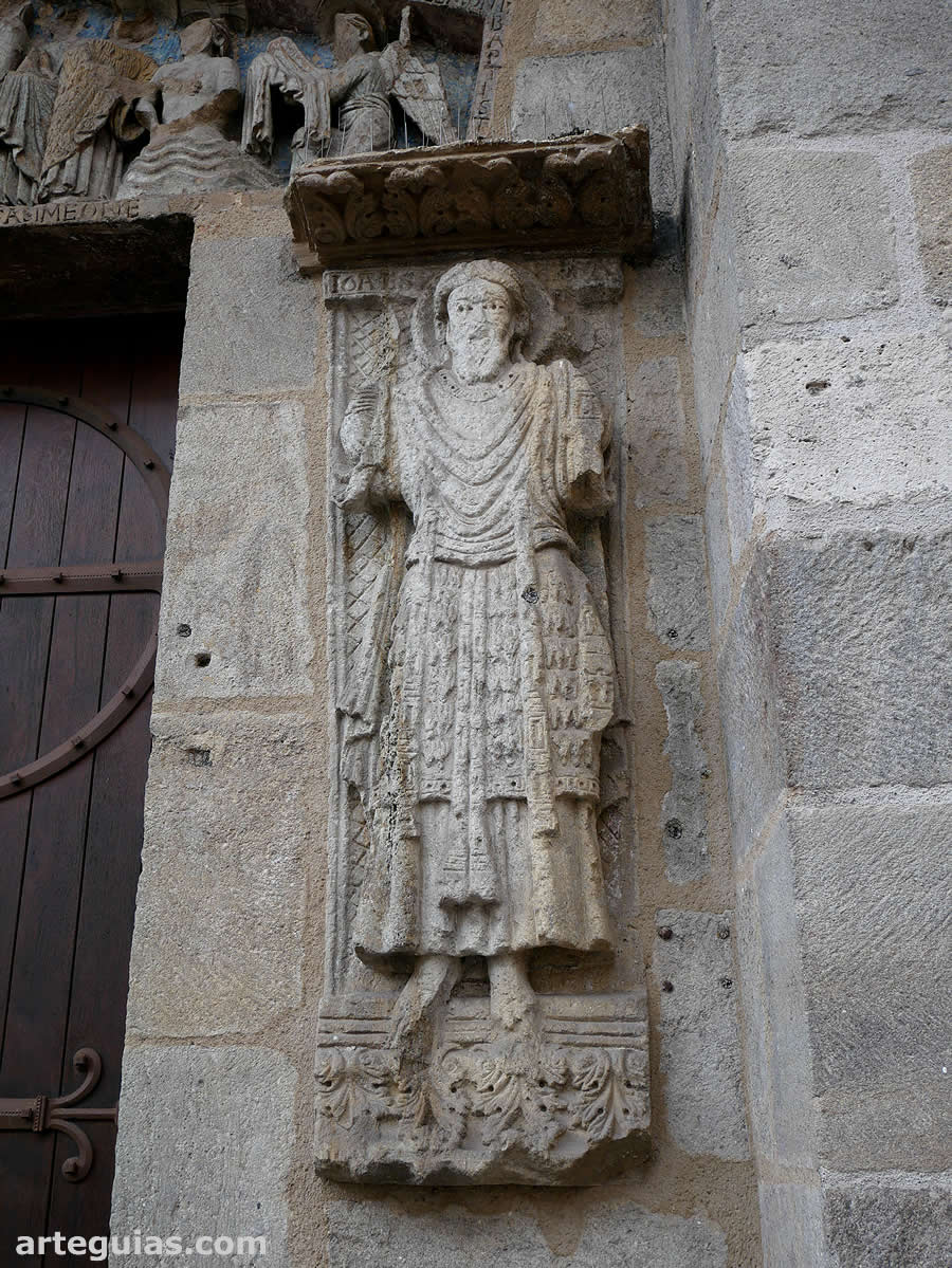 Escultura de la puerta sur de la basílica