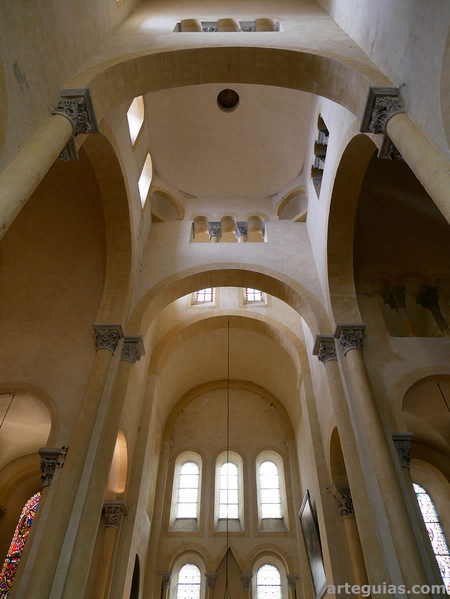 Interior de la cúpula que sujeta el macizo barlongo de la Basílica de Notre-Dame-du-Port de Clermont-Ferrand