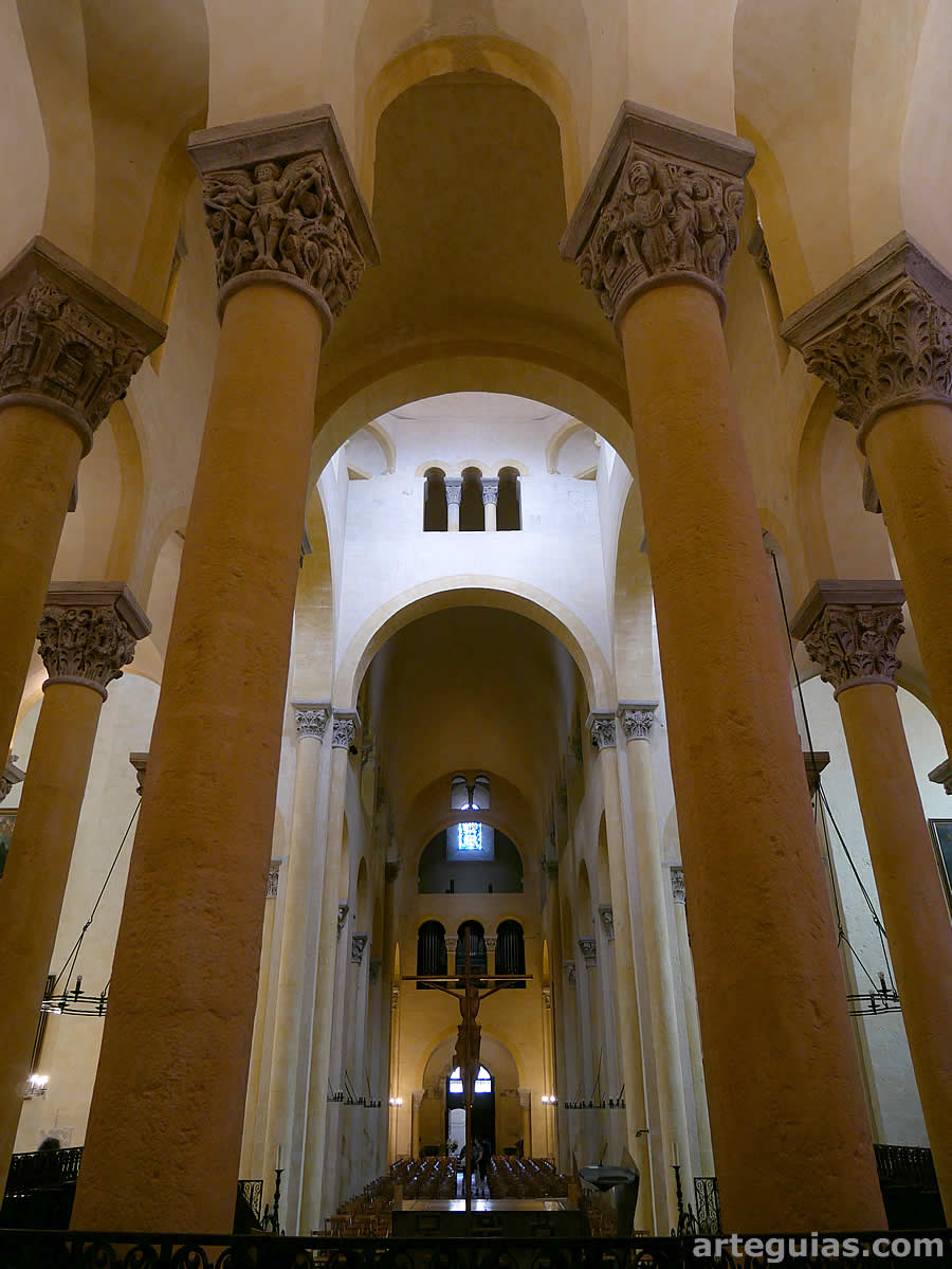 La Basílica de Notre-Dame-du-Port de Clermont-Ferrand desde el deambulatorio