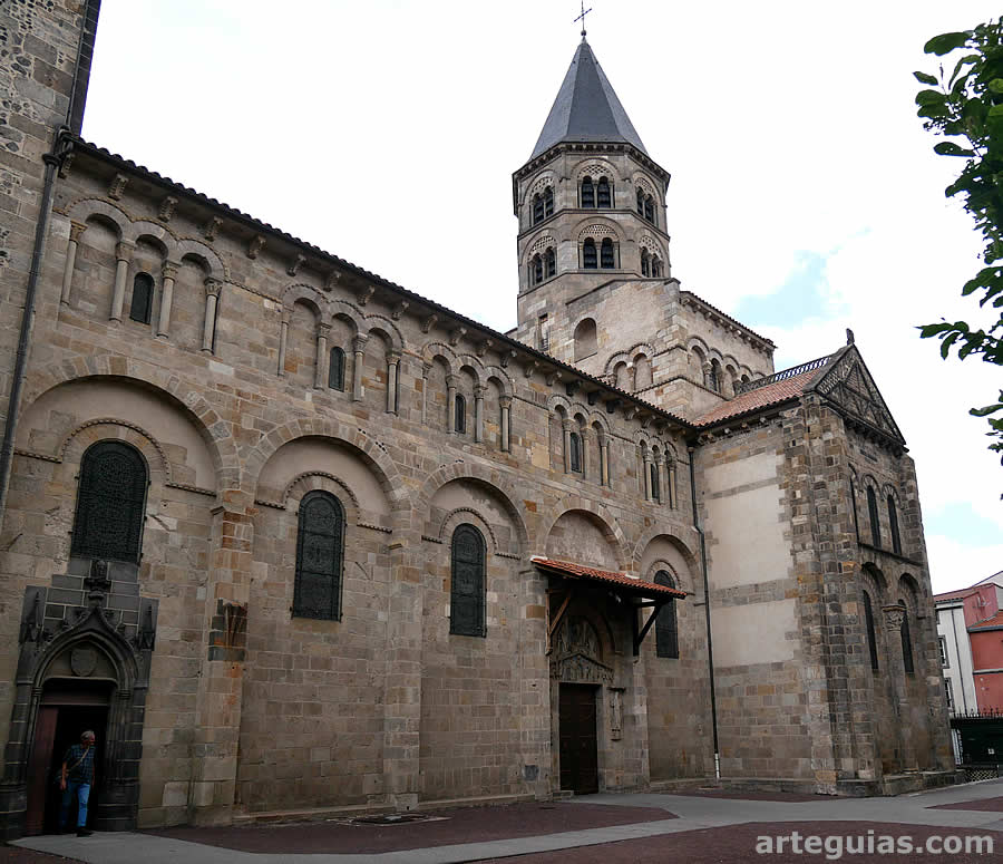 Costado sur de la Basílica de Notre-Dame-du-Port de Clermont-Ferrand