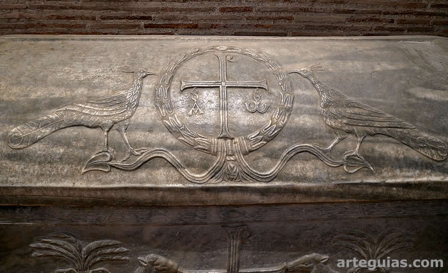 Lauda con pavos reales y estaurograma