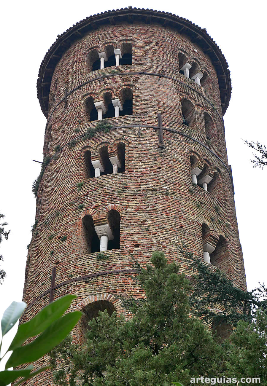 Torre campanario de la Bas&iacute;lica de San Apolinar en Classe de R&aacute;vena