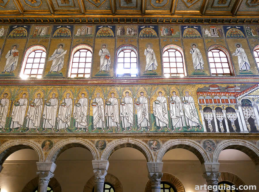 Maravillosos mosaicos en los muros sobre lor arcos formeros