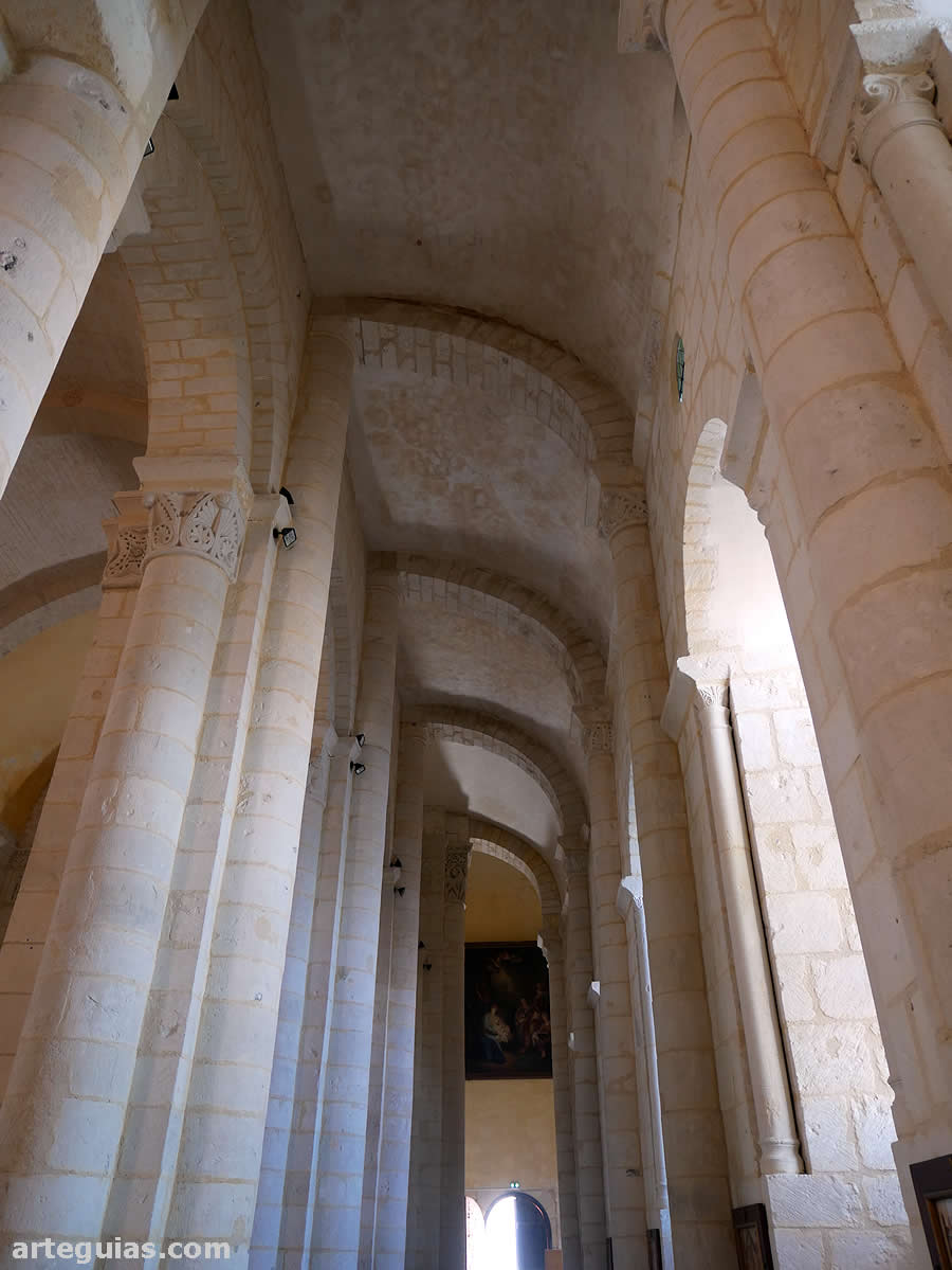 Bóvedas de cuarto de cañón de las naves laterales