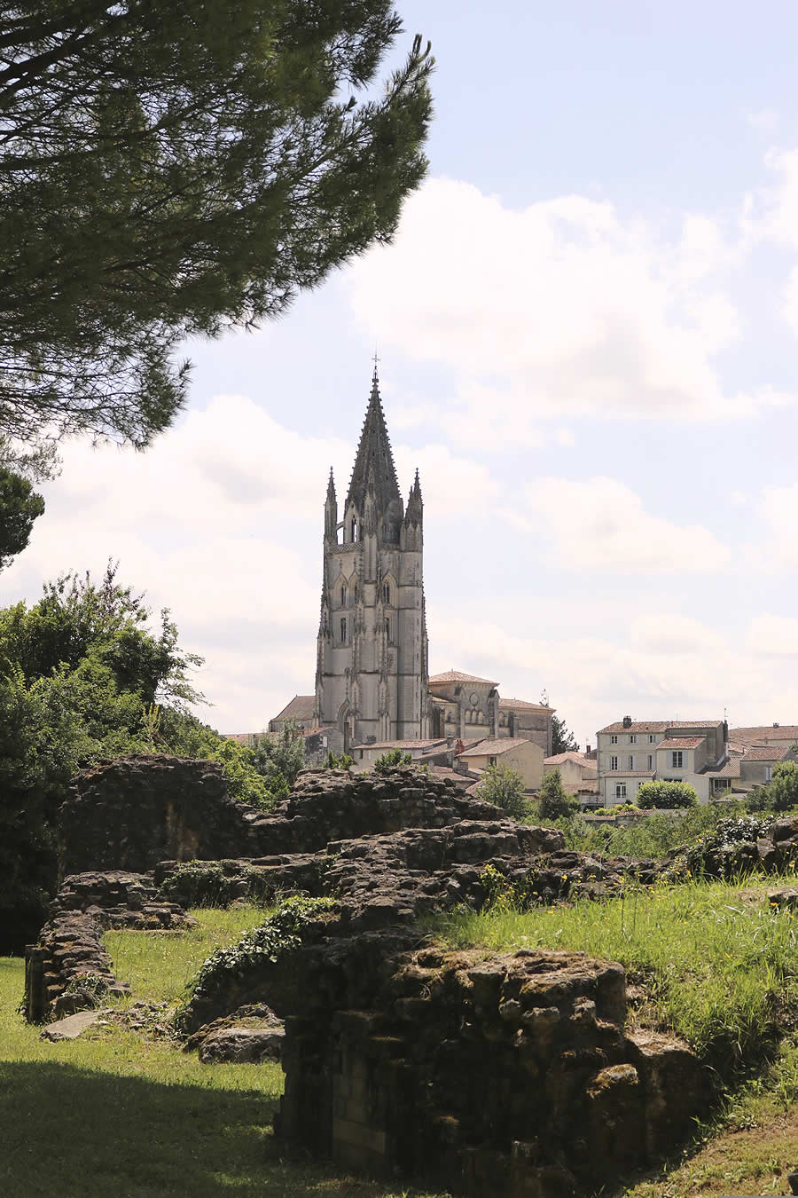 El campanario de la Basílica de San Eutropio de Saintes desde la ruinas del anfiteatro