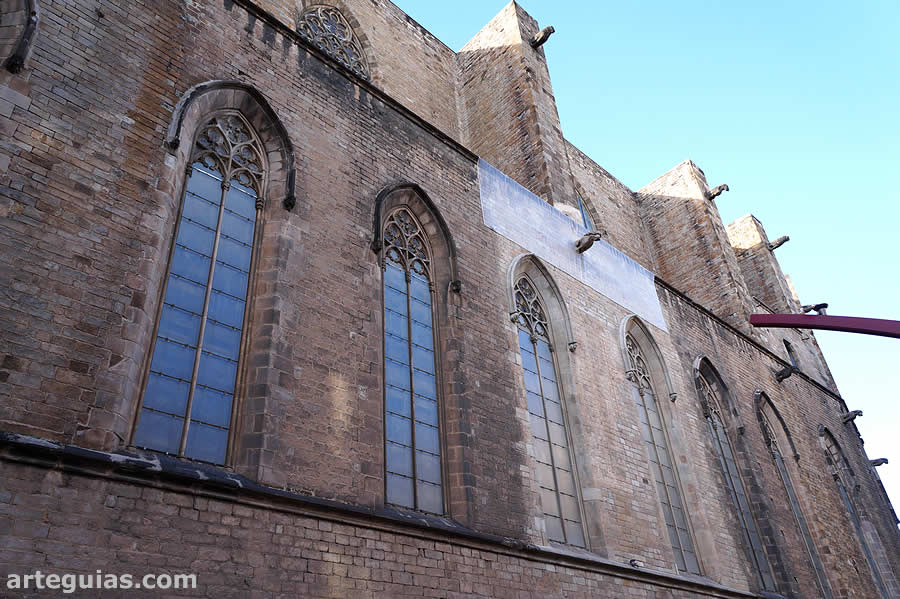 Basílica de Santa María del Mar, Barcelona: ventanales de una de las naves laterales